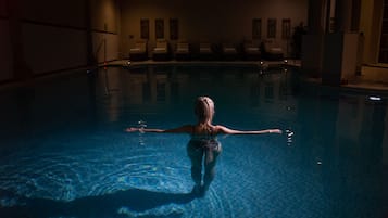 Alberca techada, acceso de 07:30 a 20:00, y sombrillas en la alberca