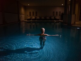 室内游泳池，07:30 至 20:00 开放，池畔遮阳伞，日光浴躺椅