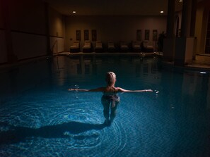Innenpool, Außenpool, Sonnenschirme, Liegestühle