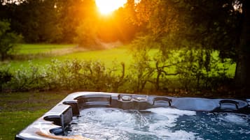 Bồn tắm spa ngoài trời