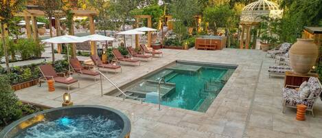 Un área de piscina con sillones de descanso y un jacuzzi.
