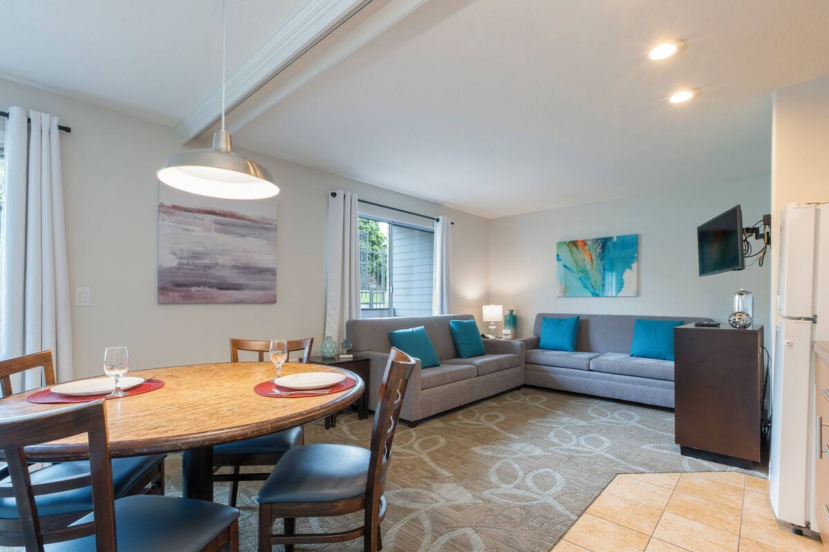 Deluxe Suite, 1 Bedroom | In-room dining