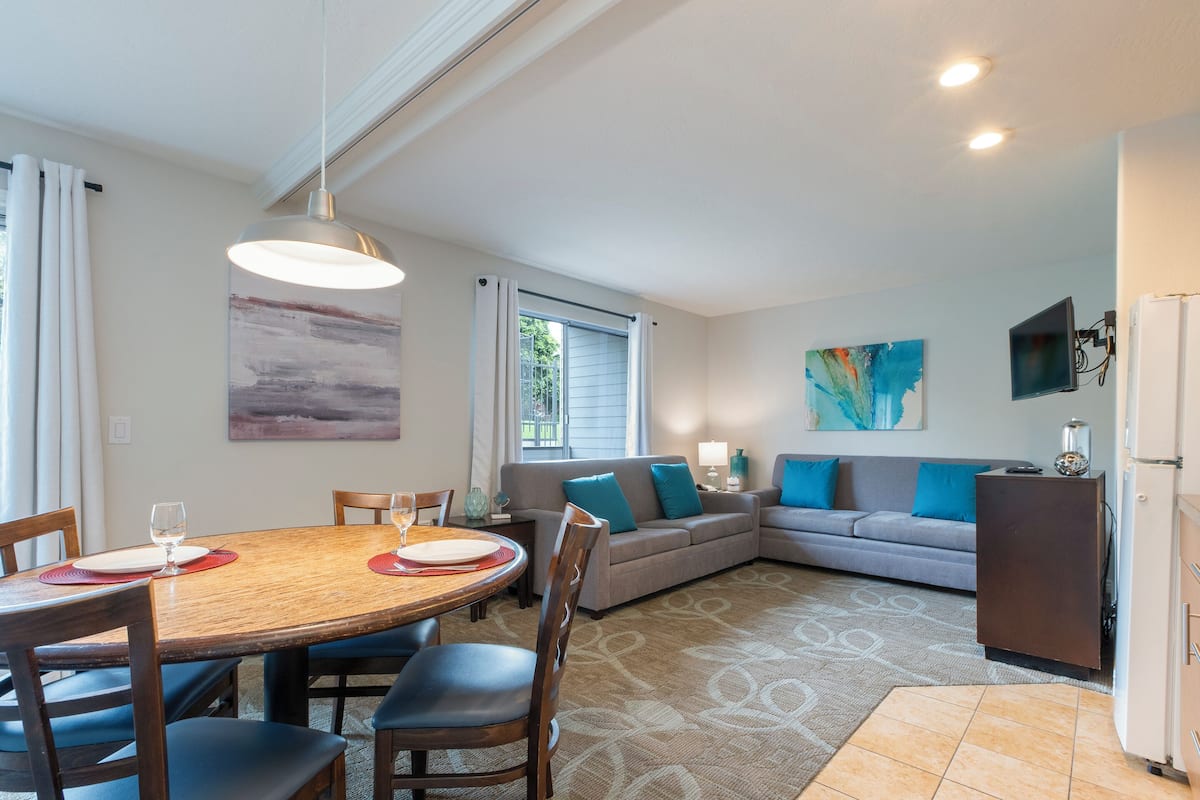 Deluxe Suite, 1 Bedroom | In-room dining