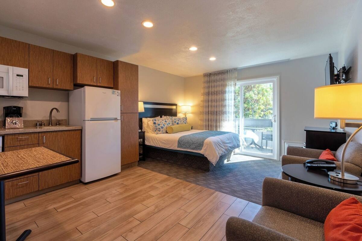 WiFi (free), alarm clocks, bed sheets