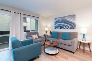 Junior Suite, 1 Bedroom | Living area | 32-inch TV with cable channels, DVD player - San Clemente Inn (San Clemente)