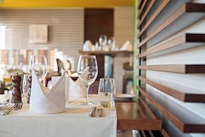 Bữa sáng buffet hàng ngày với phụ phí nhỏ 