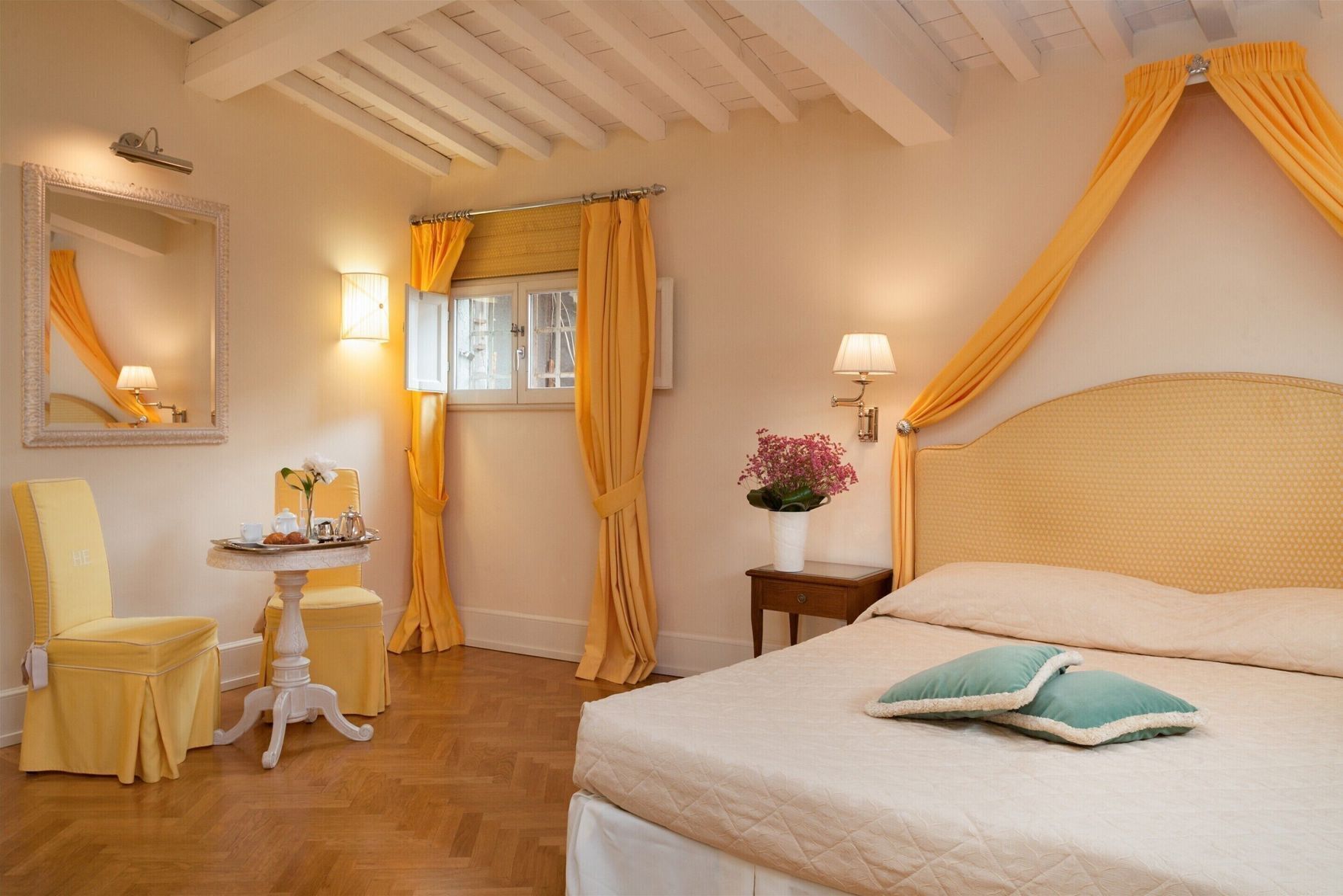 Minibar, in-room safe, individually decorated, individually furnished