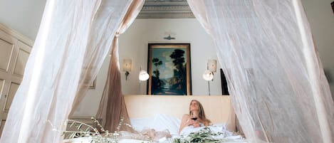 Presidential Suite | Minibar, in-room safe, individually decorated, individually furnished