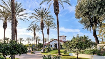 Couples treatment room(s), sauna, hot tub, steam room, body treatments