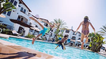 8 albercas al aire libre y camas balinesas (con cargo)