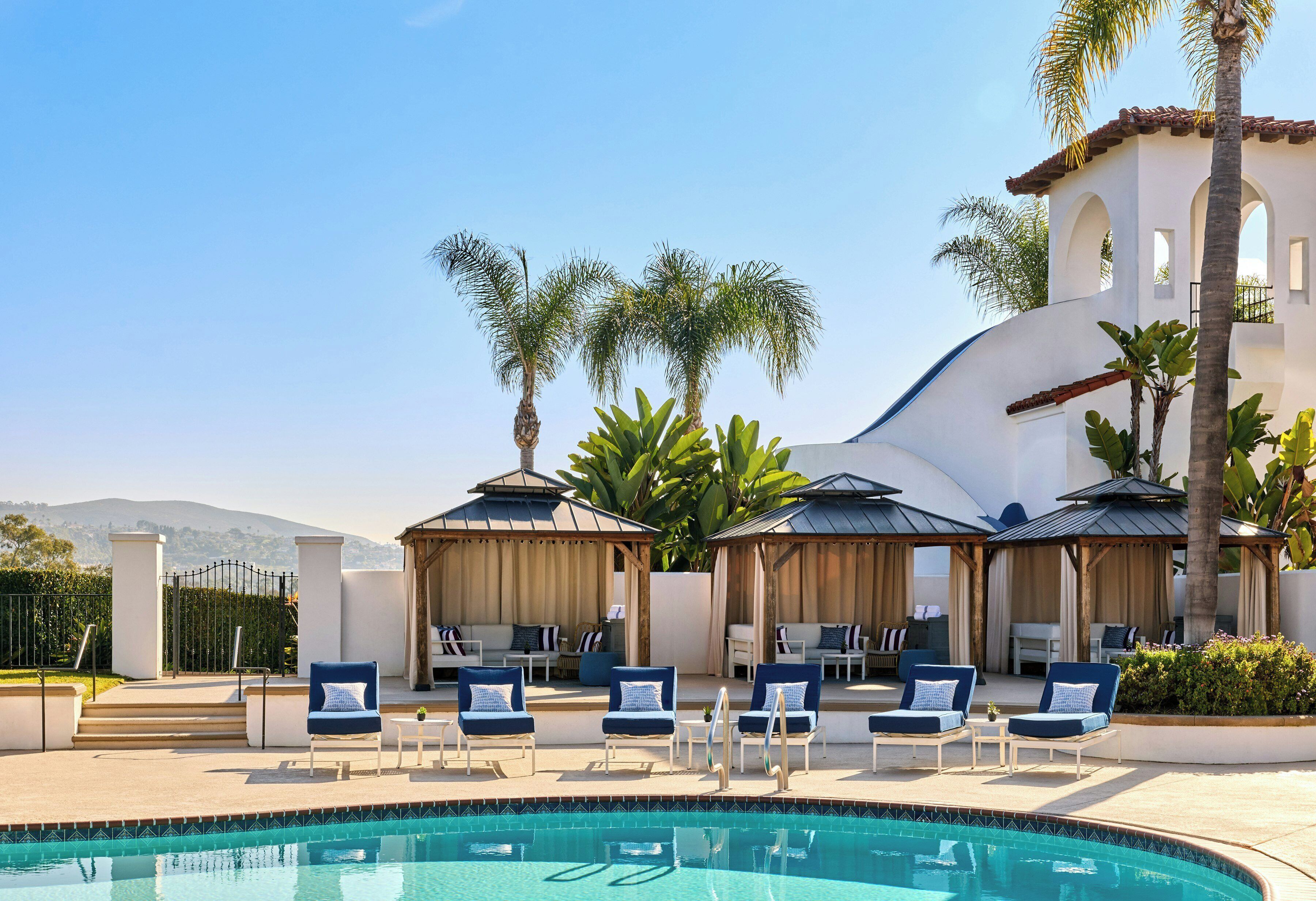 8 من حمّامات السباحة الخارجية، كبائن (بتكلفة إضافية)