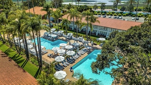 A resort with a large pool, sun loungers, and palm trees. - Omni La Costa Resort & Spa Carlsbad (Carlsbad)