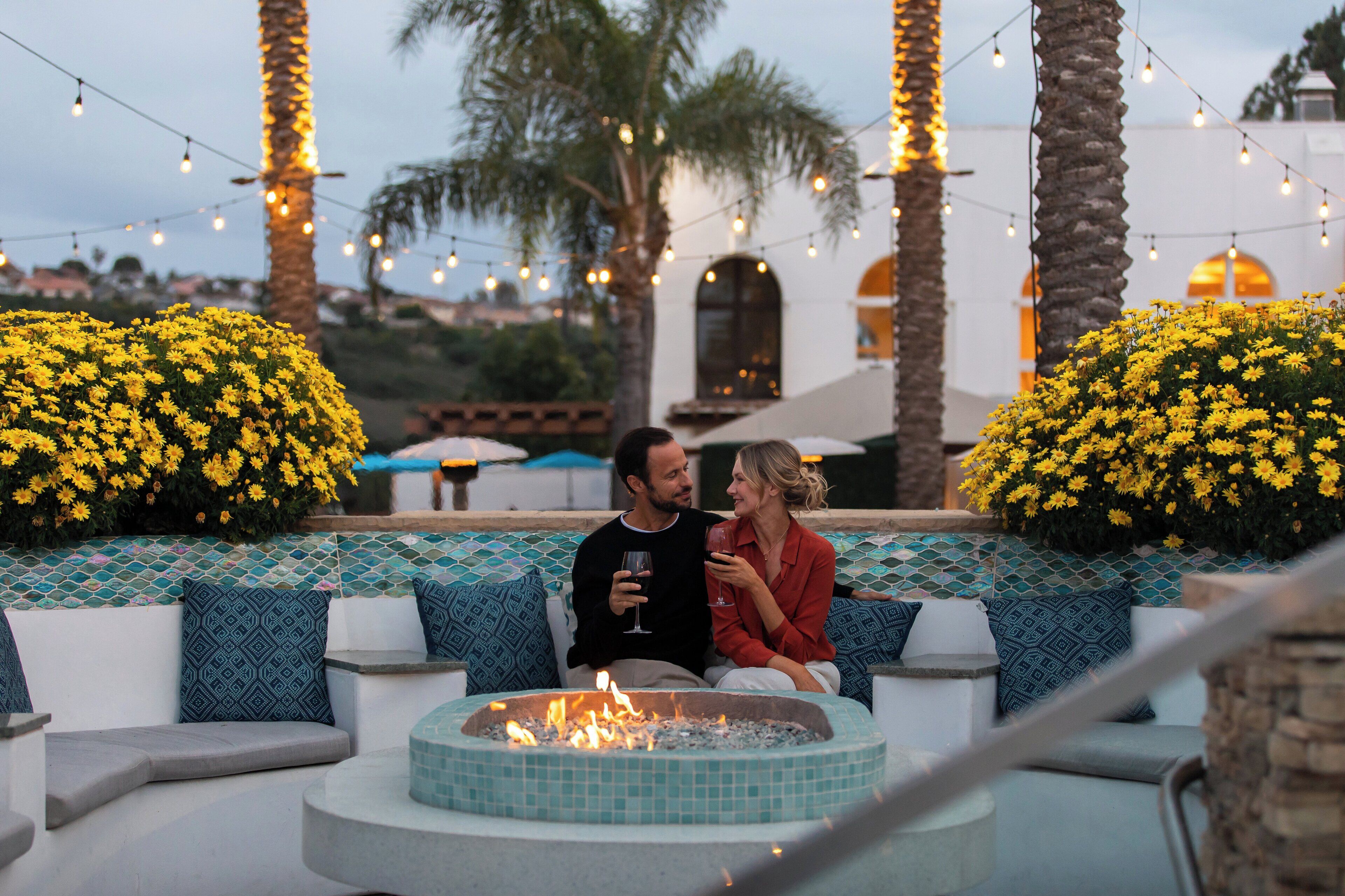 2 bars/lounges, 4 poolside bars