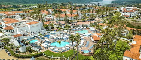 8 Außenpools, Cabañas (gegen Gebühr), Sonnenschirme