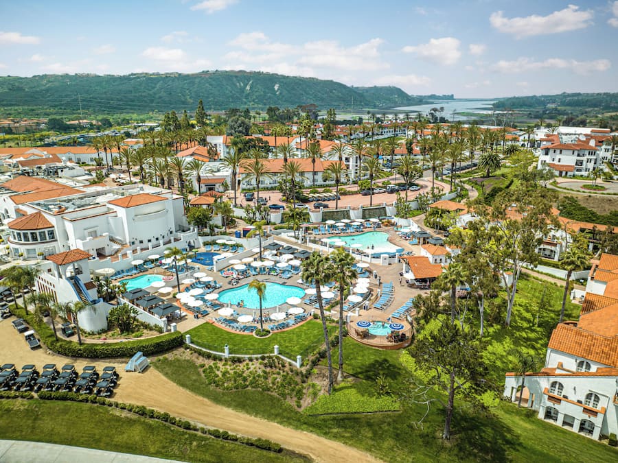 8 utendørsbassenger, bassengtelt (mot betaling) og bassengparasoller