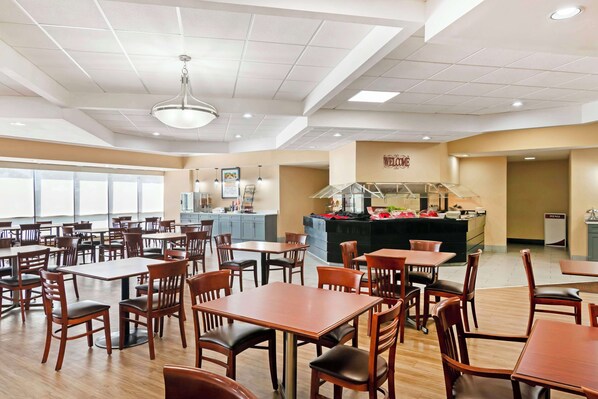 Café da manhã com buffet grátis todos os dias