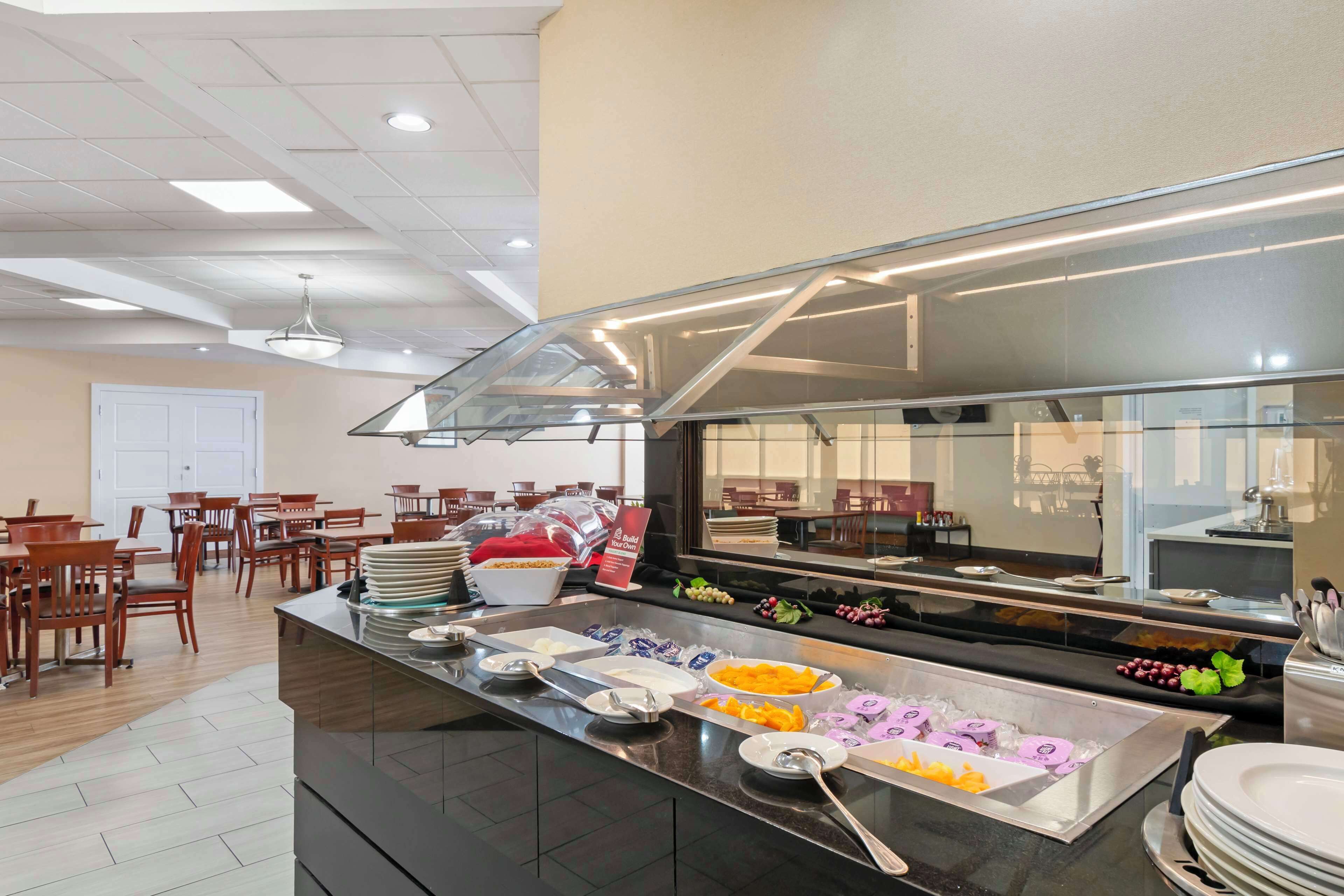 Buffet déjeuner gratuit tous les jours