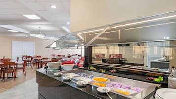 Buffet déjeuner gratuit tous les jours