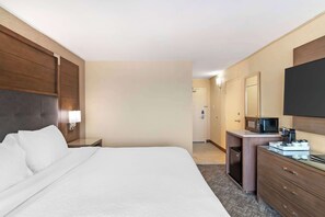 Quarto standard, 1 cama King, acessível, geladeira | Roupas de cama premium, camas com colchões pillow-top