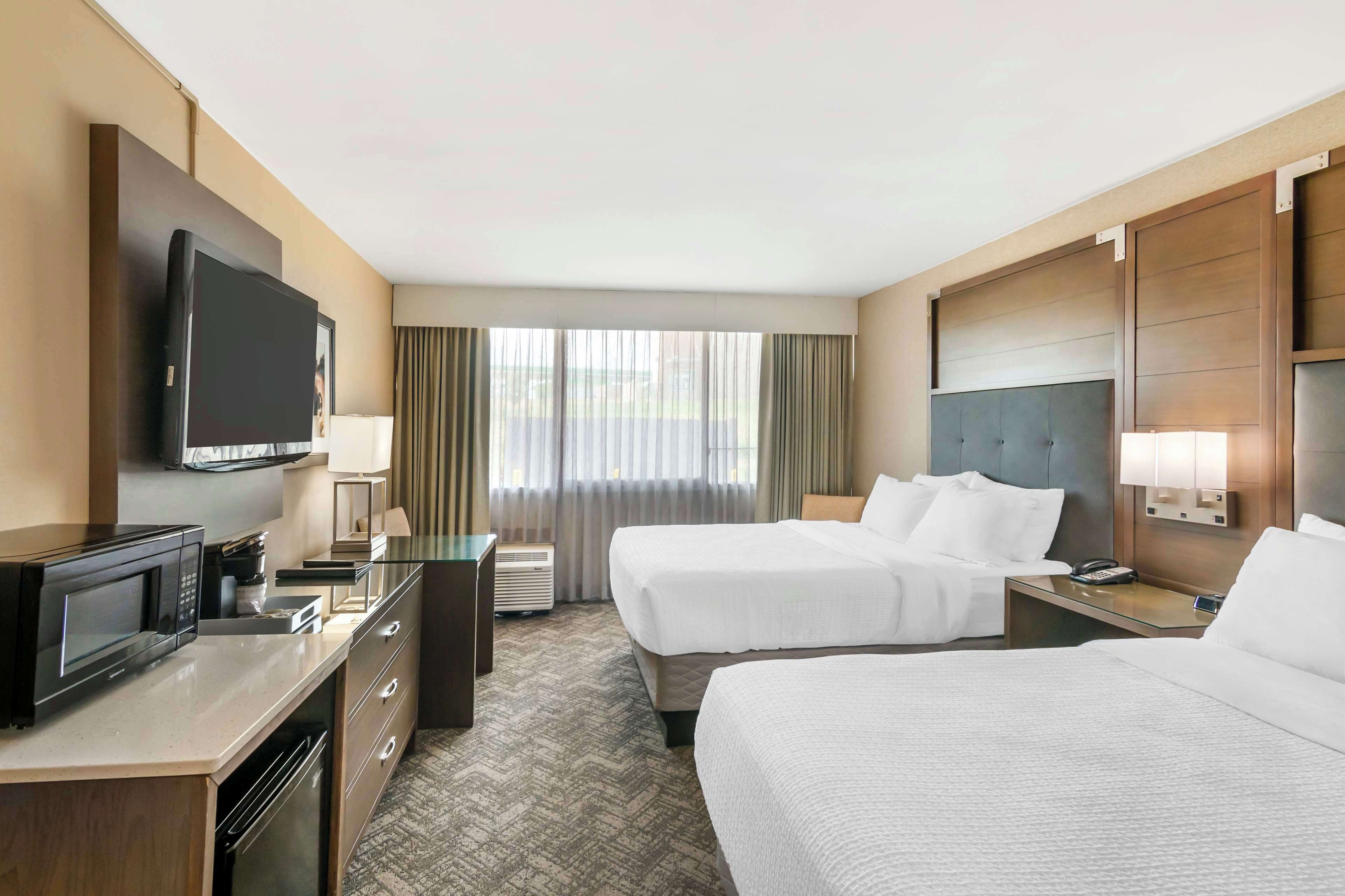 Standaard kamer, 2 queensize bedden, toegankelijk voor mindervaliden, koelkast | Luxe beddengoed, pillowtop-bedden, een kluis op de kamer, een bureau