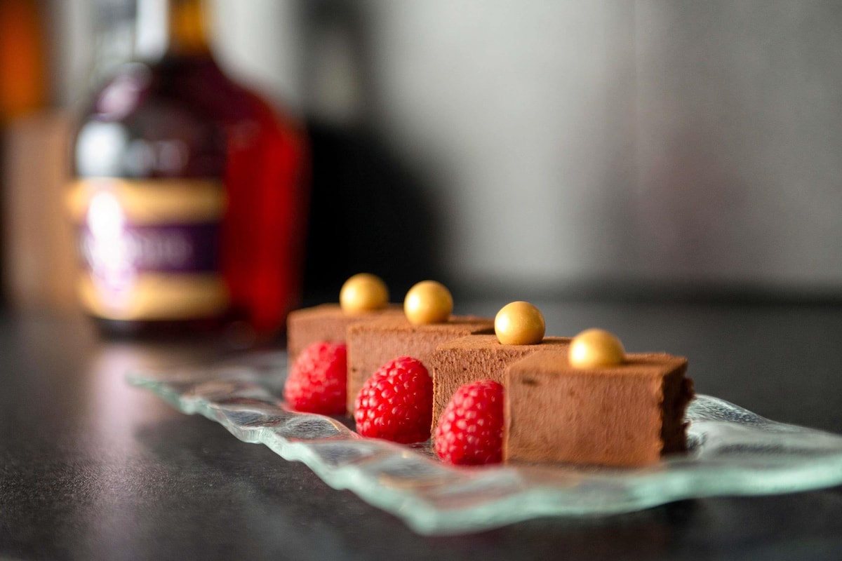 1 bedroom, Egyptian cotton sheets, premium bedding, Select Comfort beds