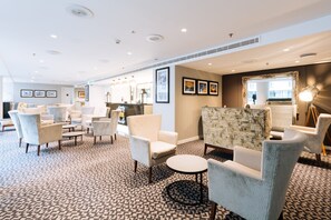 2 bars/lounges