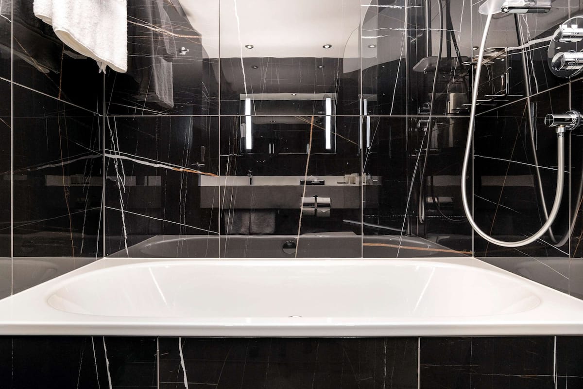 1 bedroom, egyptian cotton sheets, premium bedding, select comfort beds