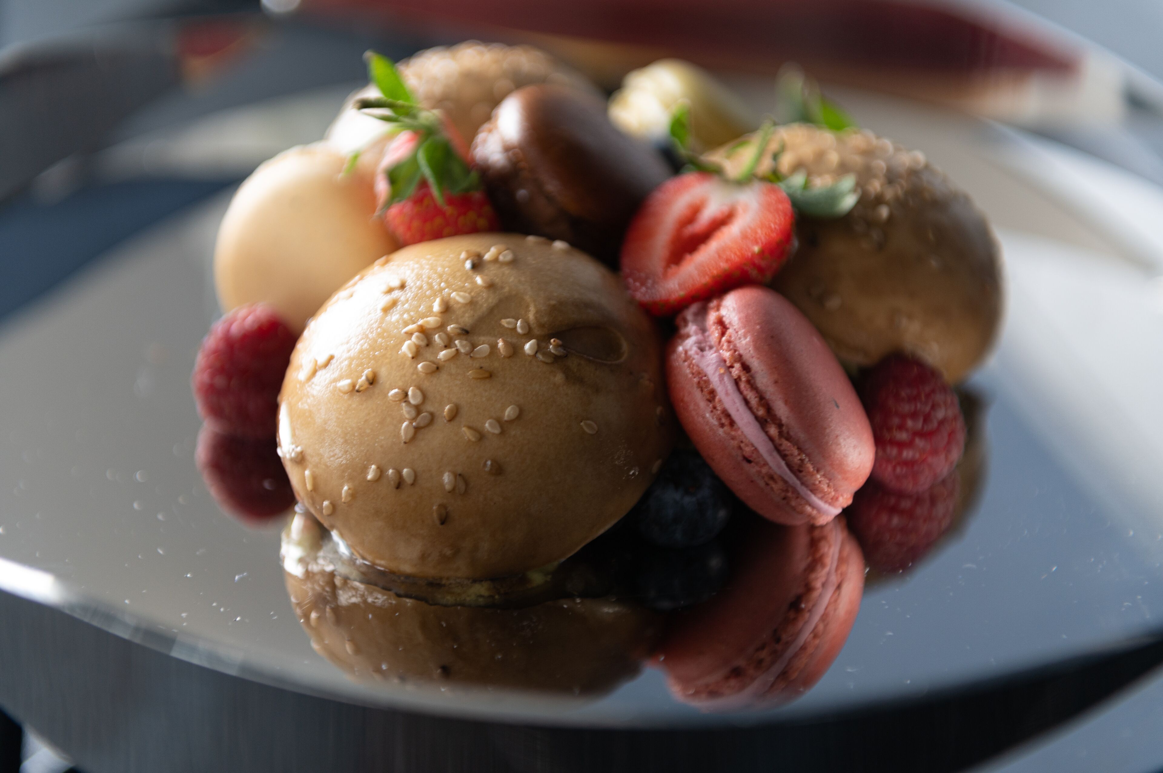 En desserttallrik med olika sorters bakverk och frukter.