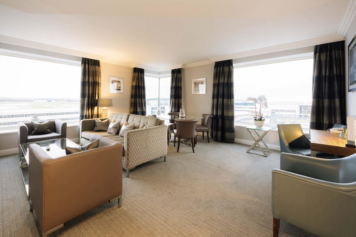 club suite, 1 queen bed (prestige. club millesime access) | 1 bedroom, egyptian cotton sheets, premium bedding, select comfort beds