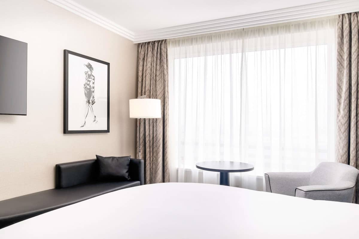1 bedroom, Egyptian cotton sheets, premium bedding, Select Comfort beds