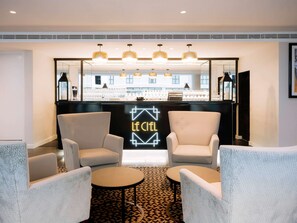 2 Bars/Lounges