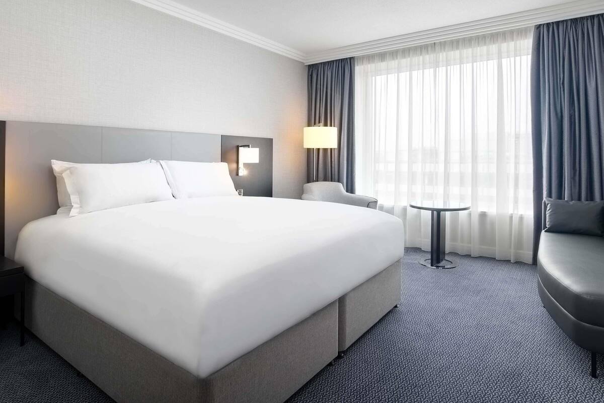 1 bedroom, Egyptian cotton sheets, premium bedding, Select Comfort beds