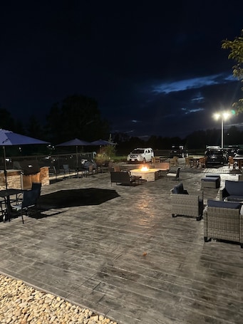Área de parrillas y picnic. Fairfield by Marriott Inn & Suites Wallingford New Haven
