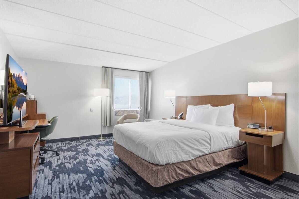 Een kluis op de kamer, een bureau, verduisterende gordijnen