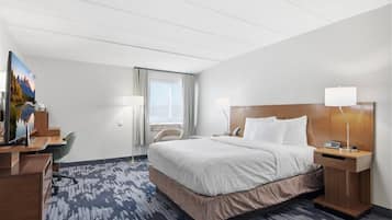 Een kluis op de kamer, een bureau, verduisterende gordijnen