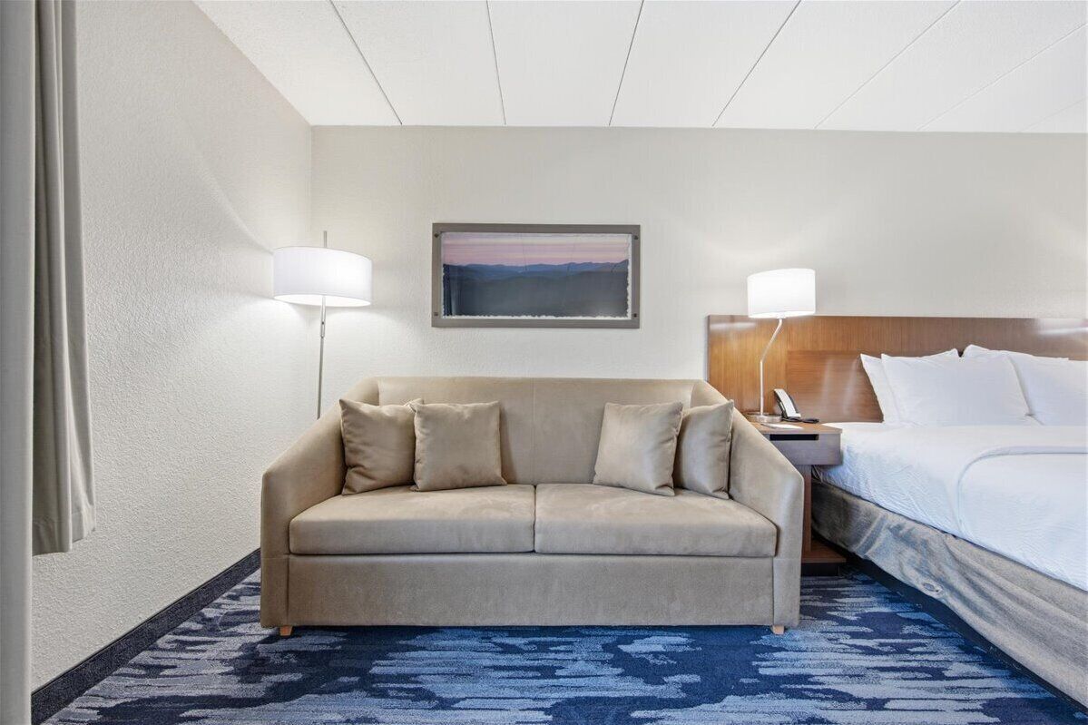 Rum - 1 kingsize-säng med bäddsoffa | Värdeförvaringsskåp på rummet, skrivbord och mörkläggningsgardiner