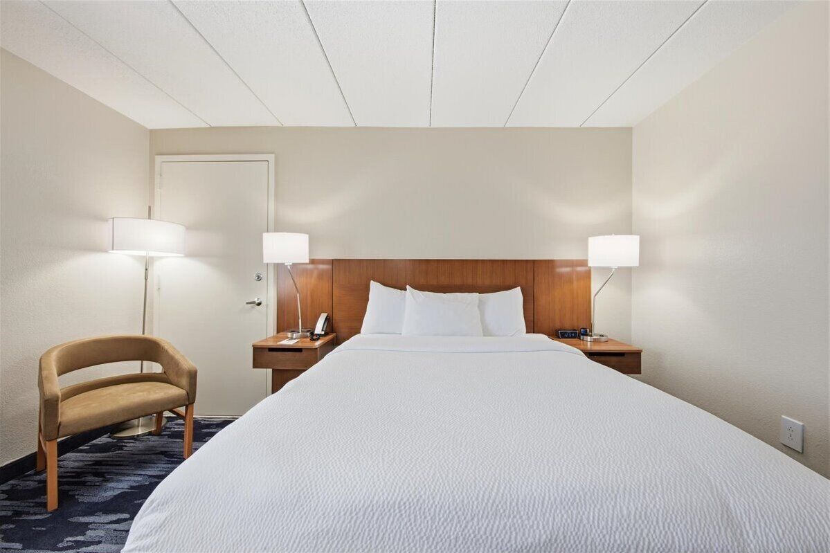 Värdeförvaringsskåp på rummet, skrivbord och mörkläggningsgardiner