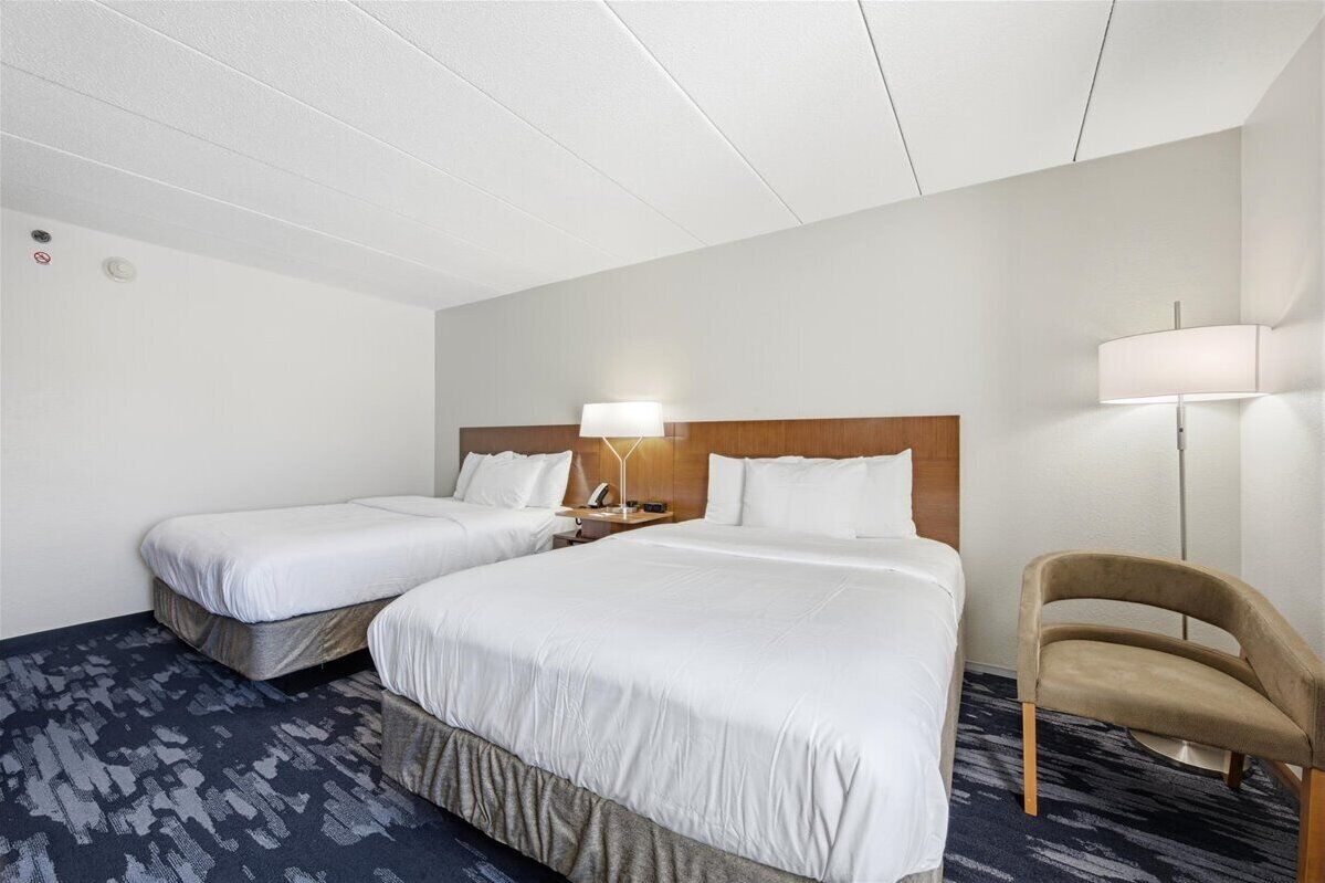 Värdeförvaringsskåp på rummet, skrivbord och mörkläggningsgardiner