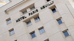 Un edificio de hotel con el nombre "HOTEL PARIS NEUILLY" claramente visible.