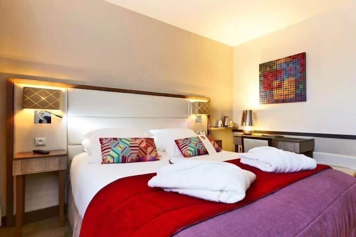In-room safe, desk, blackout drapes, soundproofing