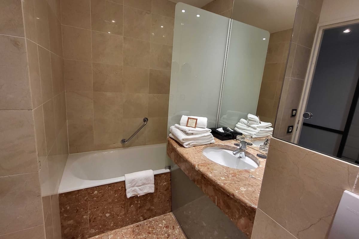 deluxe twin room | bathroom | free toiletries, hair dryer, towels