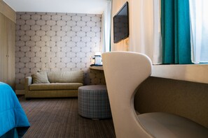 Suite junior, 1 cama matrimonial | 1 habitación, caja de seguridad en la habitación y escritorio 