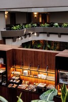 Desayuno buffet diario (EUR 18 por persona)