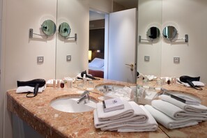 Junior Suite, 1 Double Bed | Bathroom | Free toiletries, hair dryer, towels - Hotel Paris Neuilly (Neuilly-sur-Seine)