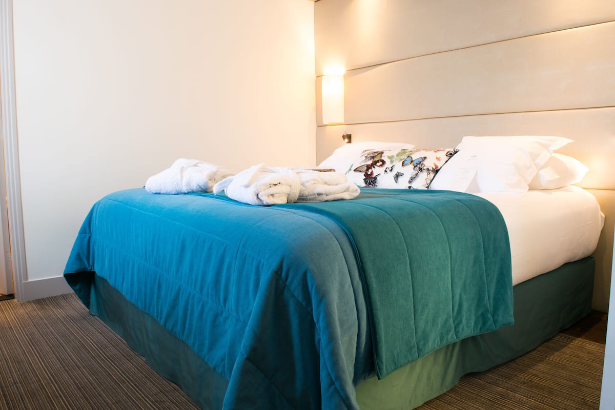 Junior Suite, 1 Double Bed | In-room safe, desk, blackout drapes, soundproofing