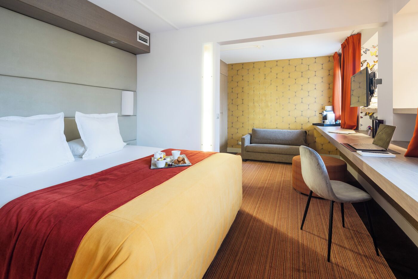 Junior Suite, 1 Double Bed | In-room safe, desk, blackout drapes, soundproofing
