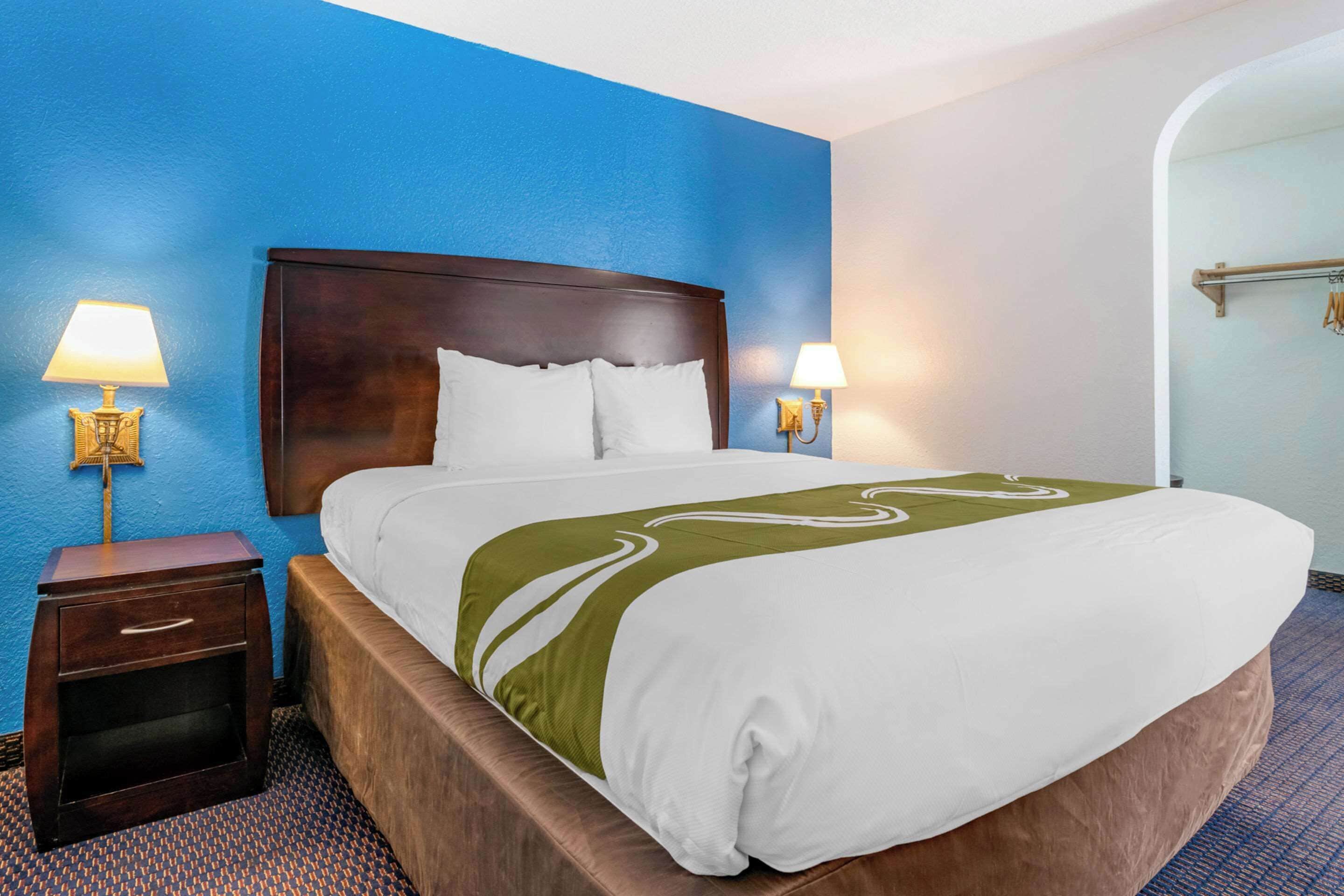 standard room, 1 king bed, non smoking | desk, laptop workspace, blackout curtains, iron/ironing board