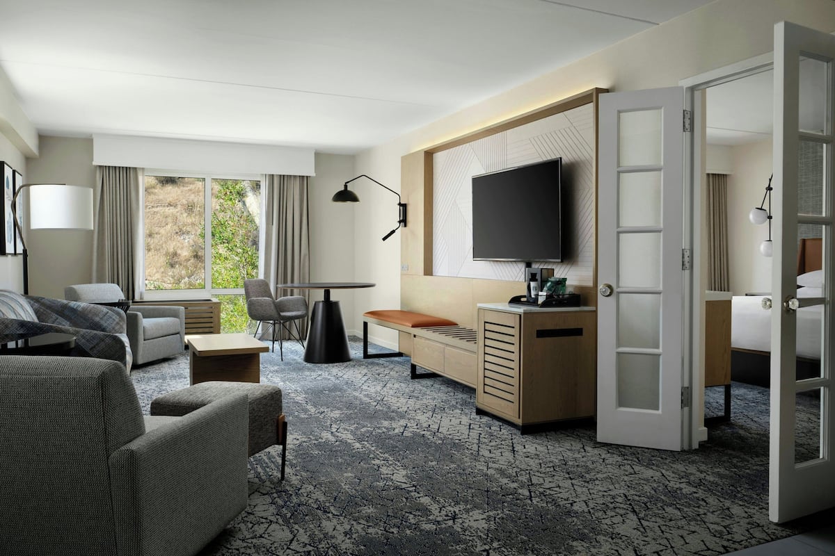 Executive Suite, 1 Bedroom, Mountain View | Living room | 32-inch LCD TV with cable channels, Smart TV
