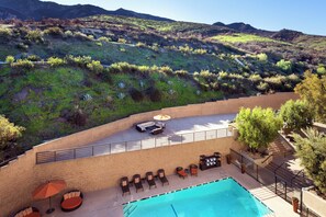 Outdoor pool, pool umbrellas, sun loungers