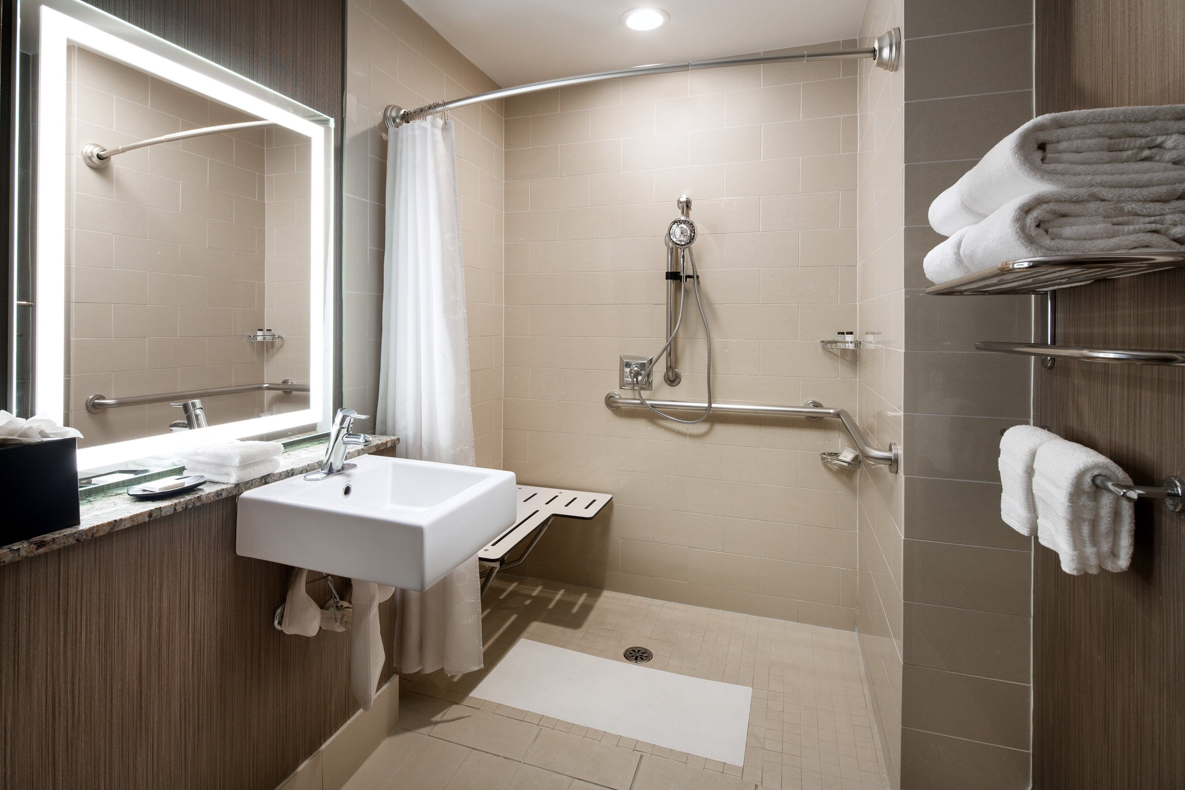 Ducha y bañera combinadas y artículos de higiene personal gratuitos
